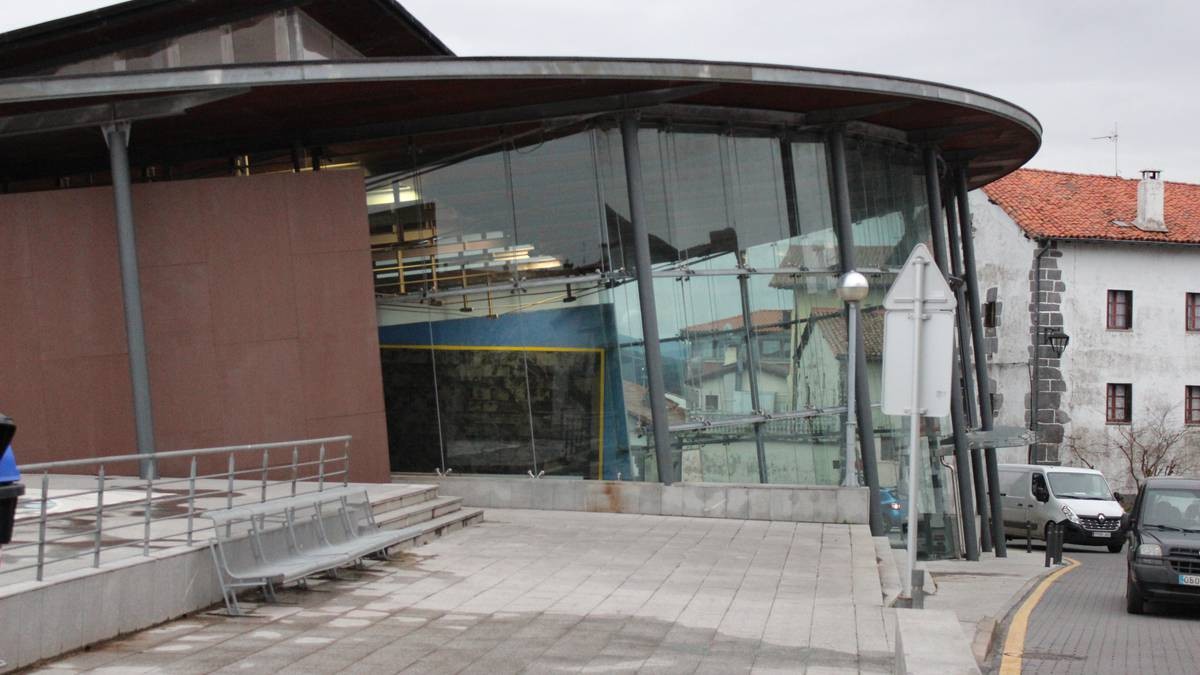 Aiako frontoiak astelehenetik aurrera erabili ahal izango dira