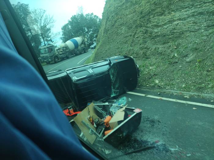 Auto bat irauli da Meaga parean