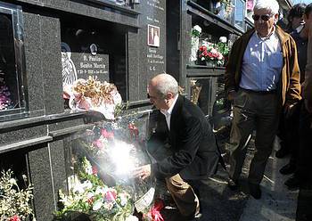 Dozenaka lagunek omendu dute Juan Priede, hil zuteneko 10. urteurrenean