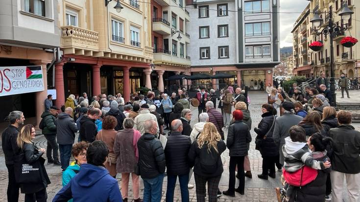 Palestinaren aldeko kantu elkarretaratzea egin dute gaur eguardian