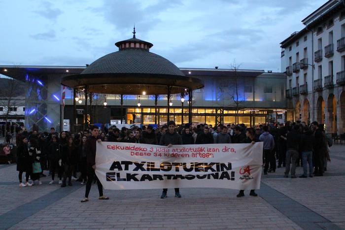 Gaurko protestetan atxilotutakoak askatzeko eskatu dute plazan Ikasle Abertzaleek