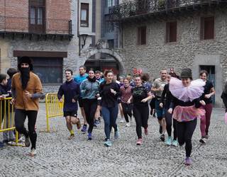 Amets eta Nerea Aranberri garaile, umore onez egin duten Zestoako San Silbestre proban