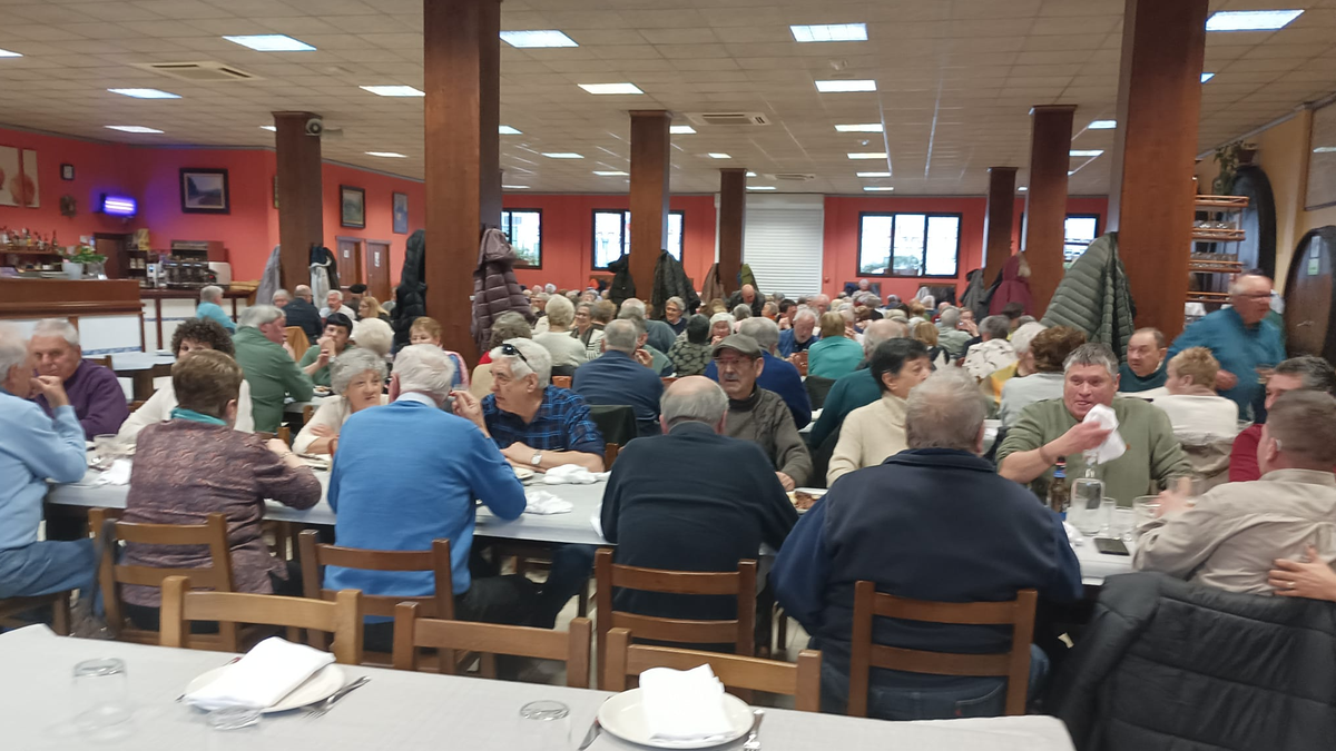 Ia 200 erretiratu elkartu dira beren eguna ospatzeko