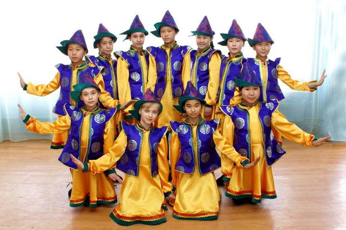 Buryatia, Eslovakia eta Euskal Herriko dantzak ikusi ahal izango dira igandean