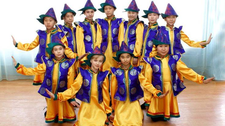 Buryatia, Eslovakia eta Euskal Herriko dantzak ikusi ahal izango dira igandean