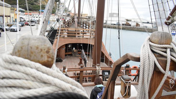 Astebete igarota, Getariako portua utzi du 'Nao Santa Maria' itsasontziaren erreplikak