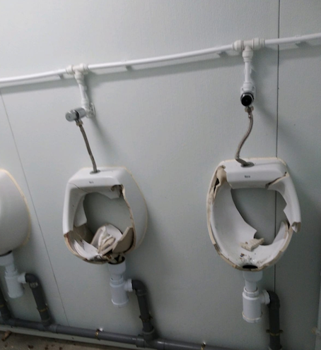 Izarraizko Atea parkeko komunak, erabat apurtuta