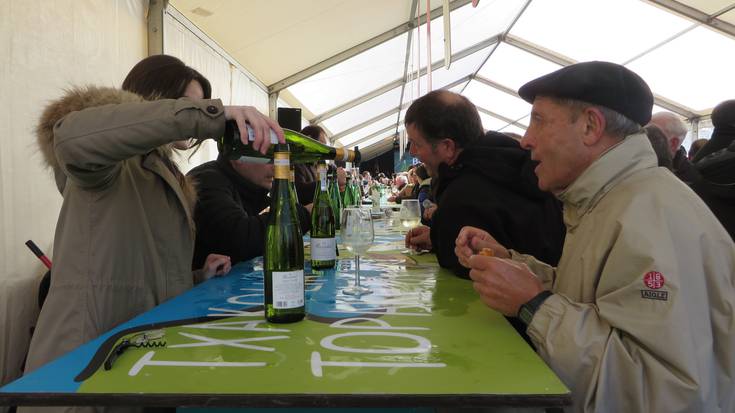 Festa giroan aurkeztu dute txakolinaren uzta berria zarauztarrek ere