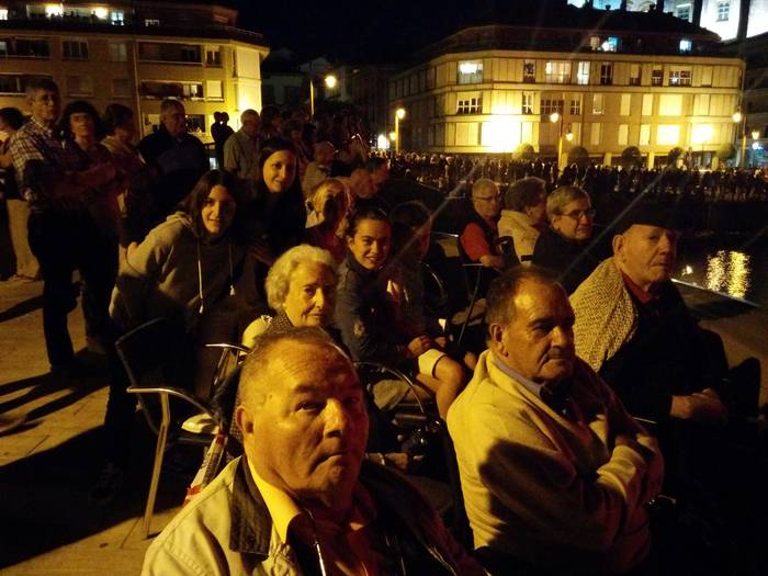 Otezuriko egoiliarrek su artifizialak ikusteko aukera izan dute