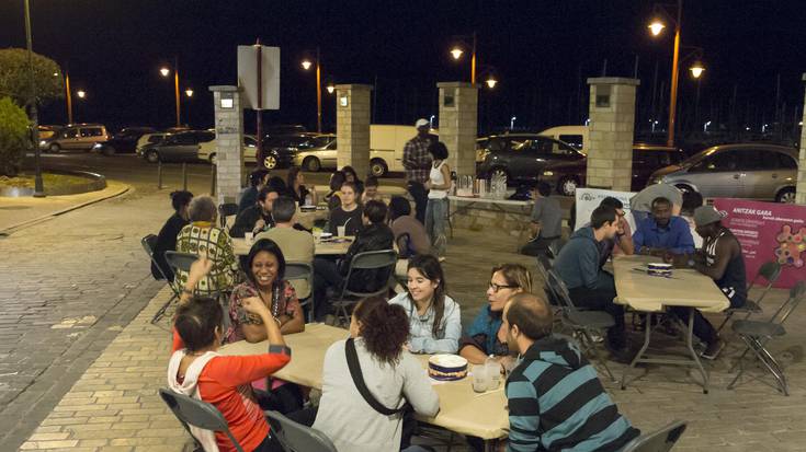 Elkar ezagutzeko bideak sortu behar direla adostu dute ‘World Kafe’ saioan