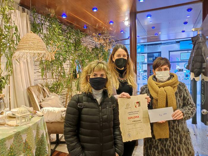 Aizterri Homek, Ostadar optikak eta Hizki papertegiak jaso dituzte Azkoitiko erakusleiho lehiaketako sariak
