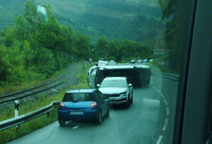 Aldalurreko autobus txiki batek istripua izan du Lasaon