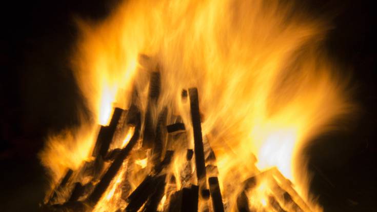 Suaren bueltan dantzatzeko gaua