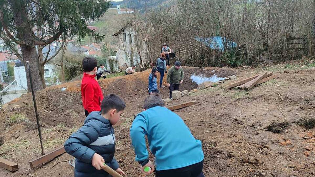 Auzolanean hasi dituzte urmaela egiteko lanak Floreagan