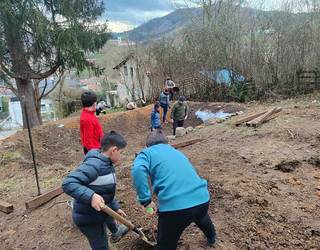Auzolanean hasi dituzte urmaela egiteko lanak Floreagan