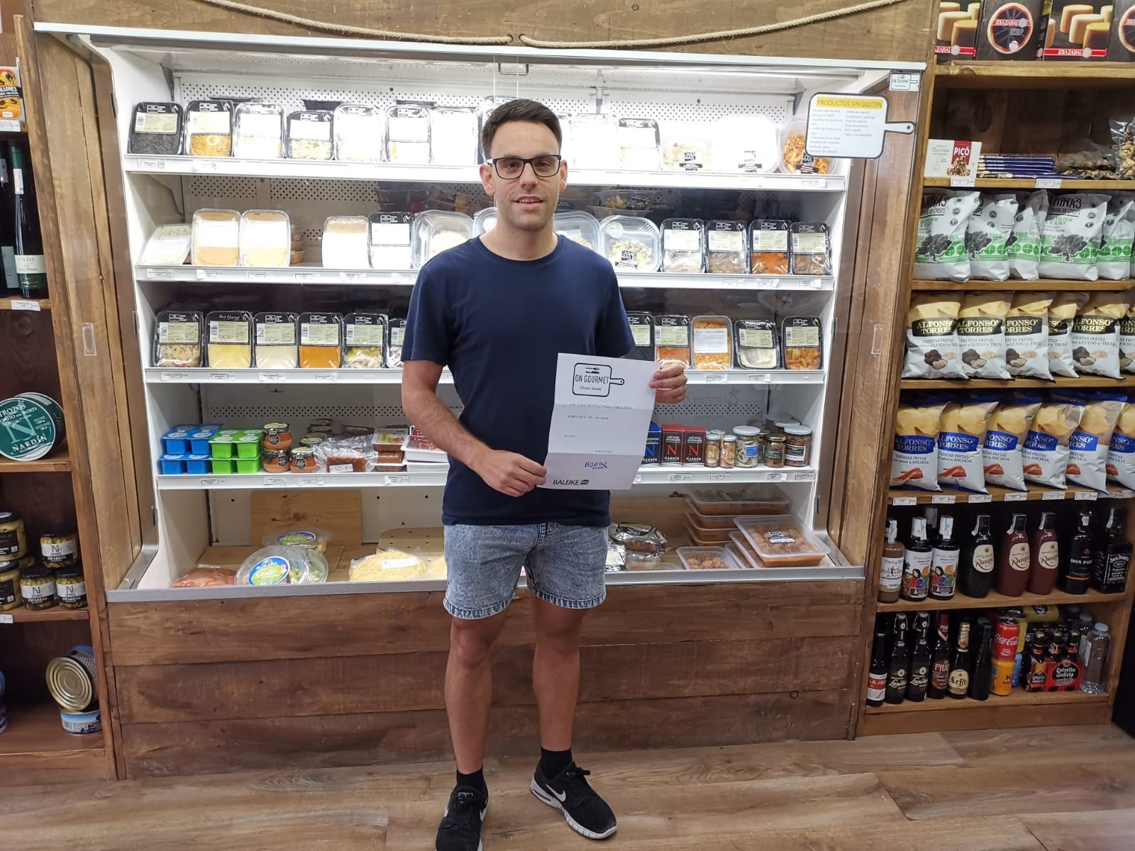ZOZKETA. Eman dugu On Gourmetek oparitutako pizza