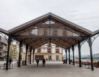 Herriko Plazako bankuak barnizatuko dituzte gaur, asteartea