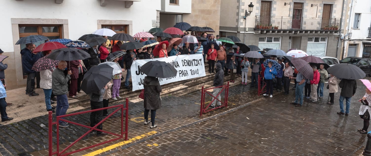 Euriak ere ezin izan du geratu pentsiodunen elkarretaratzea
