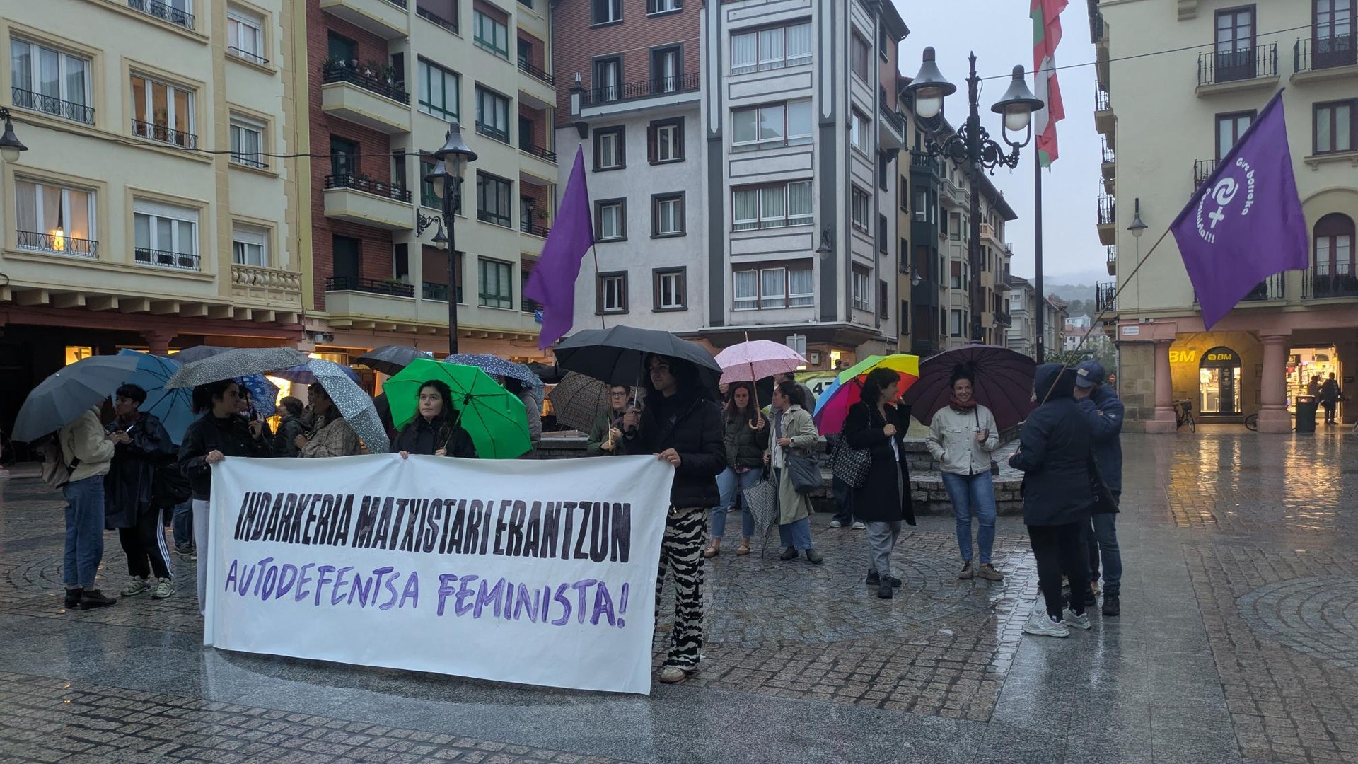 Nazkatuta eta haserre salatu dute Angeluko hilketa matxista