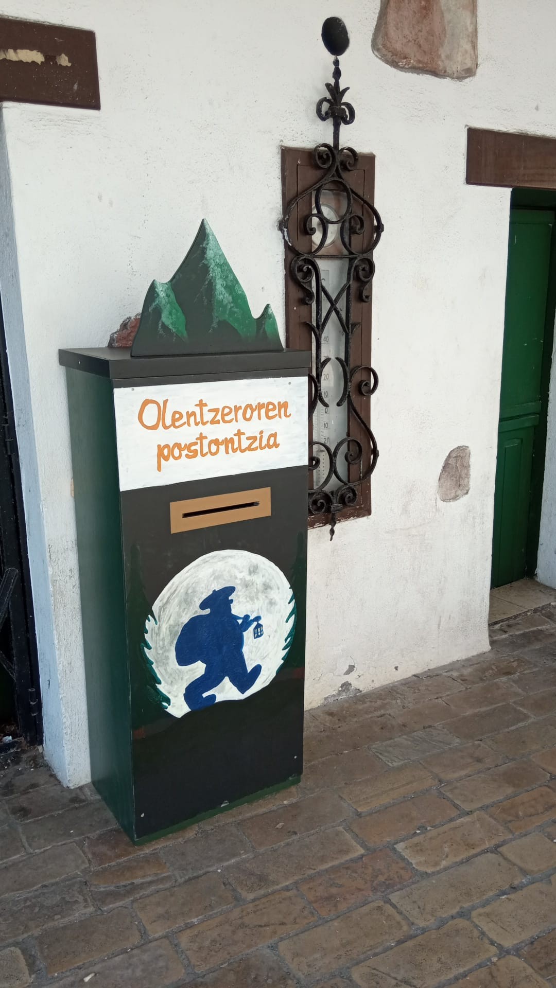 Olentzerori gutunak bidaltzeko postontzia jarri dute Estalapean