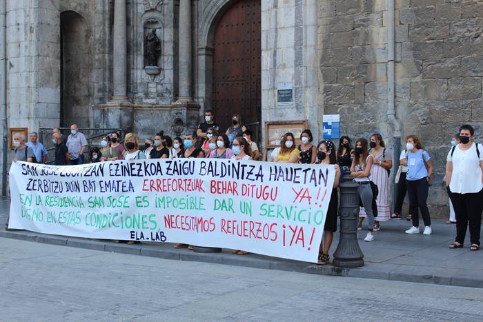 San Jose egoitzako "egoera jasanezina" salatzeko hainbat herritar bildu dira Azkoitian