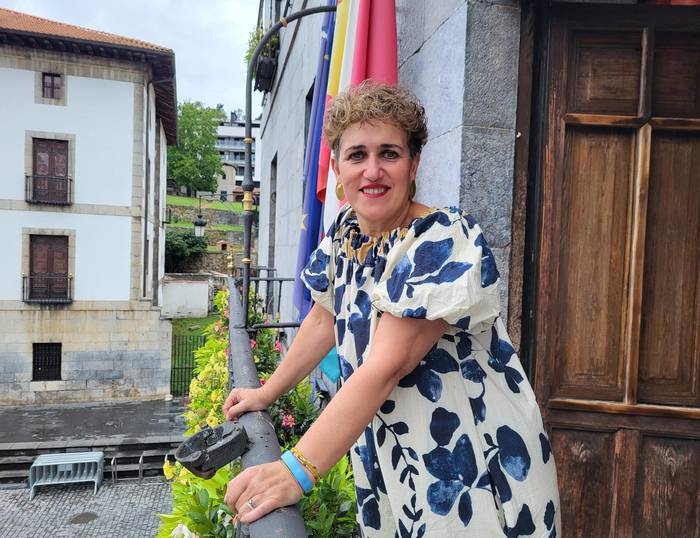 Andramaixek,  hitz gutxi batzuetan