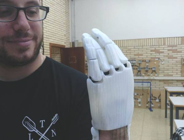 Batxilergoko ikasleek esku protesikoa egin diote Anderri