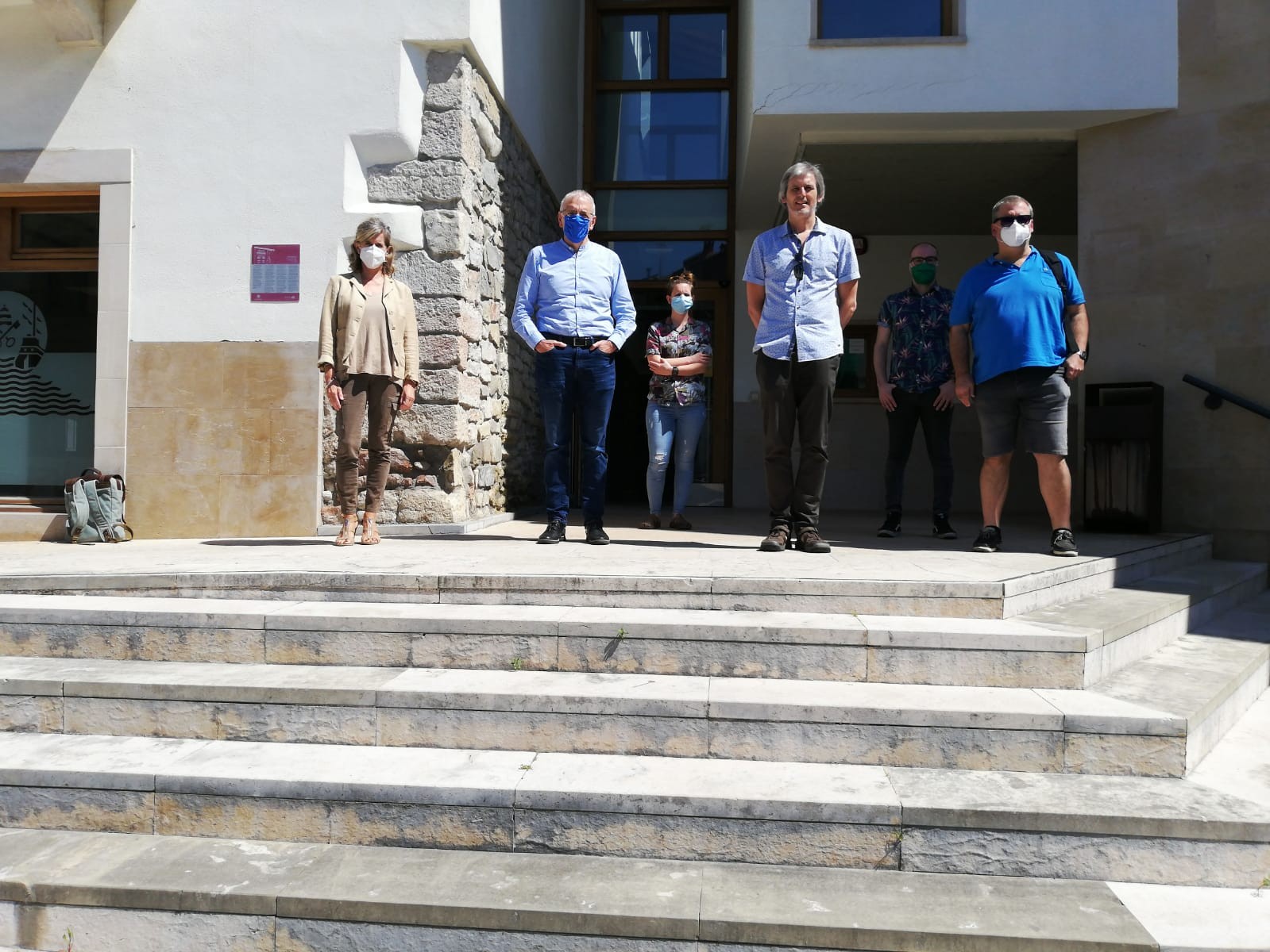 COVID-19 gaitzarekin hildakoen omenez minutuko isilunea egin dute eguerdian