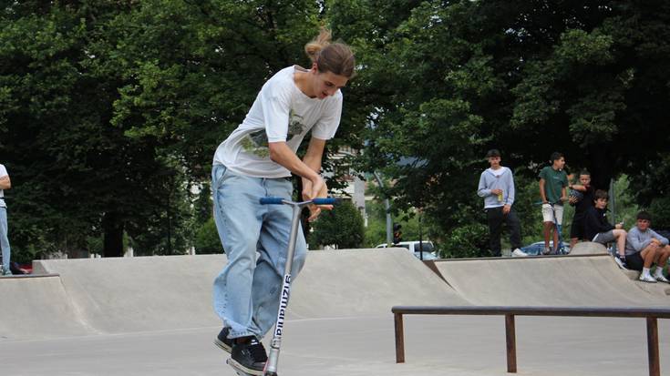 Scooterzaleek ikuskizuna eman dute skate parkean