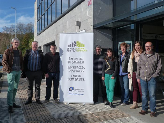 Enpresa txikiei euskaraz egiten laguntzeko proiektua aurkeztu du Udal Elkarteak