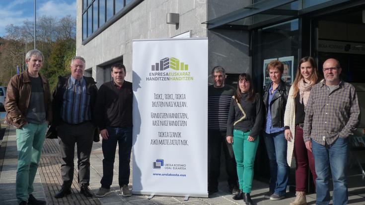 Enpresa txikiei euskaraz egiten laguntzeko proiektua aurkeztu du Udal Elkarteak