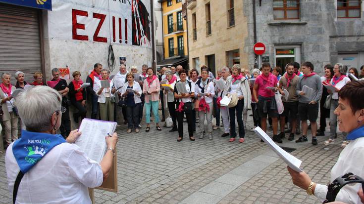 Adin ezberdinetako dozenaka lagun, kantu-jira arroxaren bueltan 