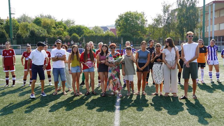 Iaz zendu zen Eva Romatet omendu dute harekin futbolean aritu ziren lagunek
