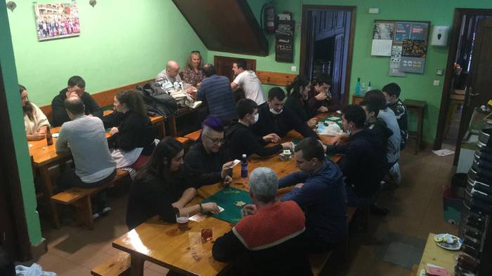 Euskal presoen aldeko mus txapelketa egin dute Zumaian