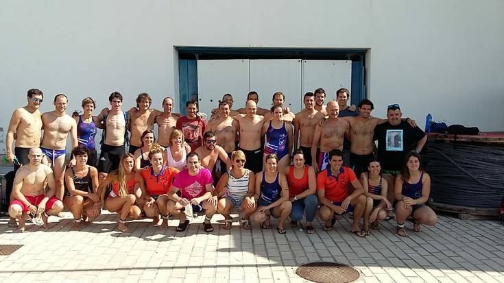 Mikel Mangas eta Carmela Peñalba izan dira lehen zumaiarrak Getaria-Zarautz itsas zeharkaldian