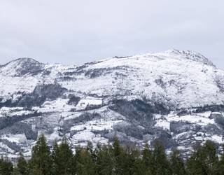 Begi oneko harrera izan du elurteak