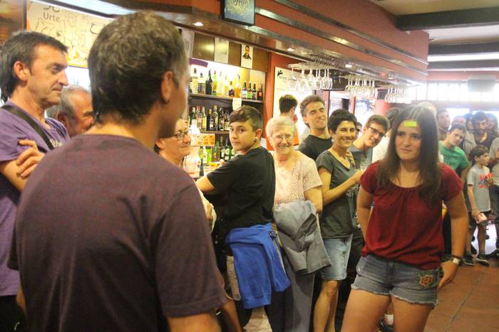 Bertso txapelketa ibiltaria egin dute gaur Zarautzen, tabernaz taberna