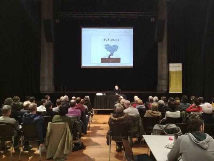 Euskal Herriko ustelkeria kasuak hizpide izan ditu Igor Meltxorrek Azpeitian