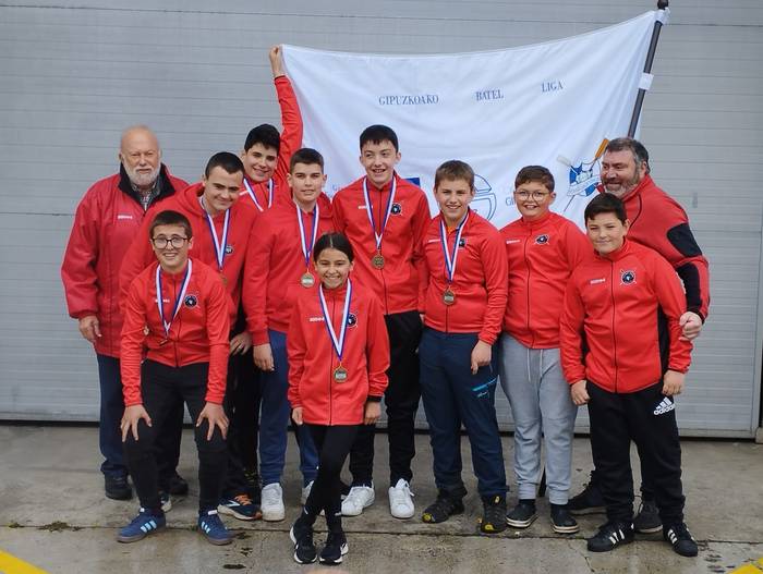 Liga eta Gipuzkoako txapelketa irabazi dute infantil mailako mutilek