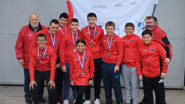 Liga eta Gipuzkoako txapelketa irabazi dute infantil mailako mutilek
