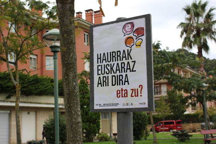 "Haurrak euskaraz ari dira, eta zu?"