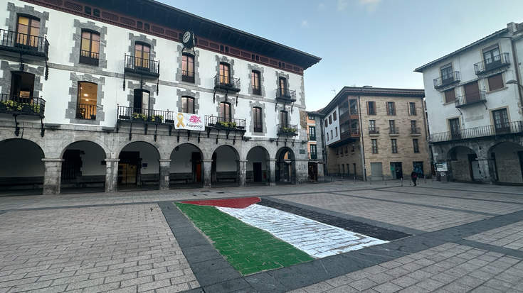 Palestinako bandera margotu dute Ikasle Abertzaleek plazan