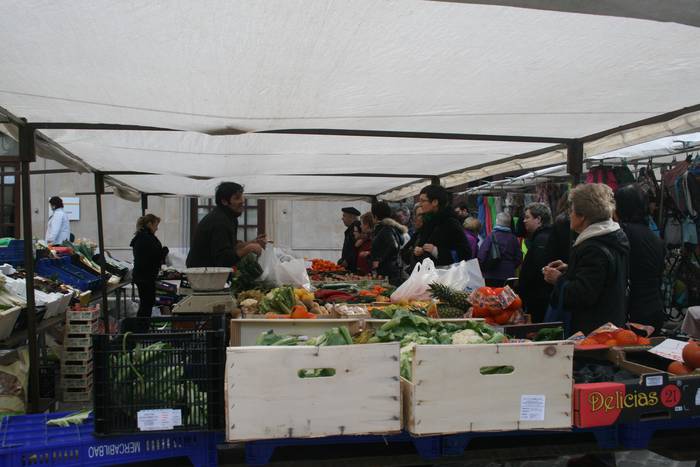 Azoka, tradizio bat arriskuan