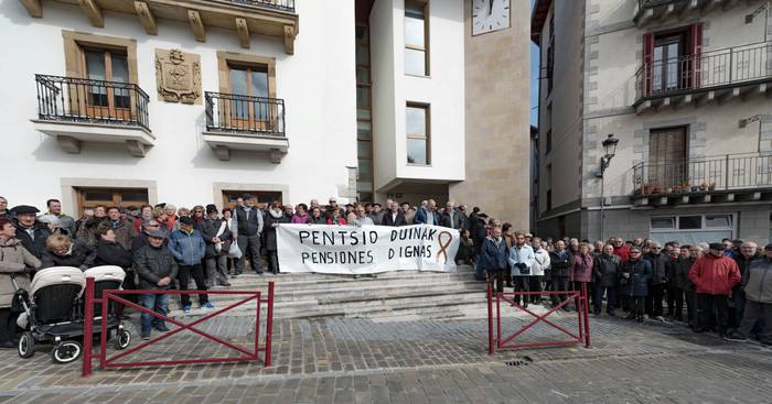 Hainbat pentsionista elkartu dira beste behin ere pentsio duinen alde
