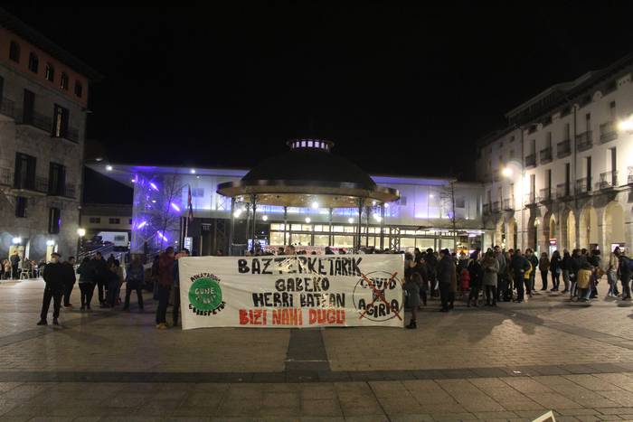 COVID ziurtagiriaren kontra kalera atera dira hainbat herritar Azpeitian