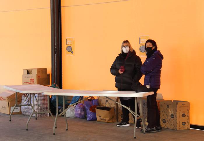 Arropa bilketa egiten ari dira Orioko plazan