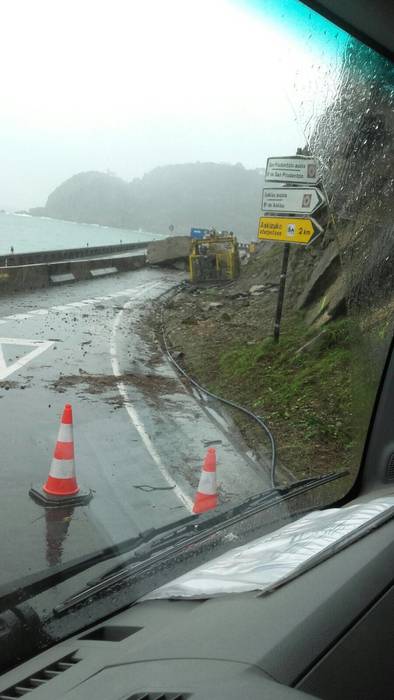 Getaria eta Zumaia arteko errepidean luizia gertatu da