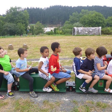 Iraetako tren txikia zabalik