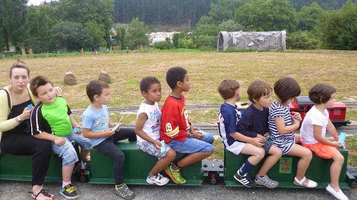 Iraetako tren txikia zabalik