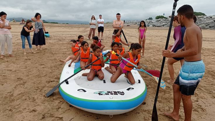 Santiago hondartza gozagarri izan da haur sahararrentzat